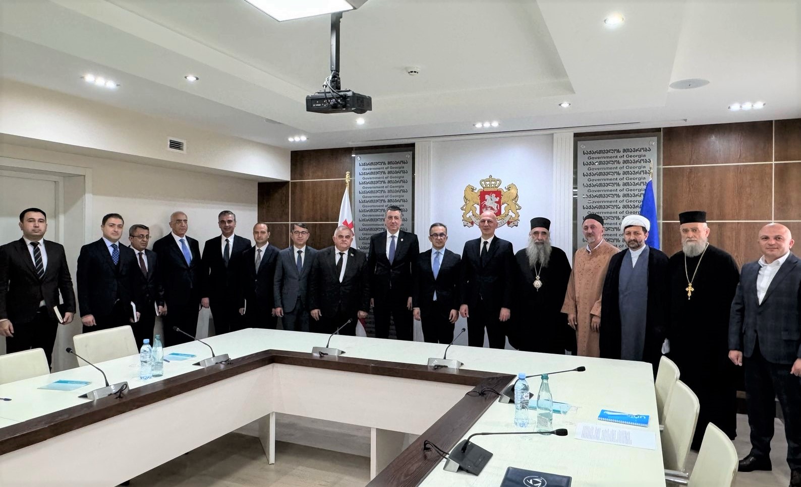 Yigit barmogini qinimga qoyadi